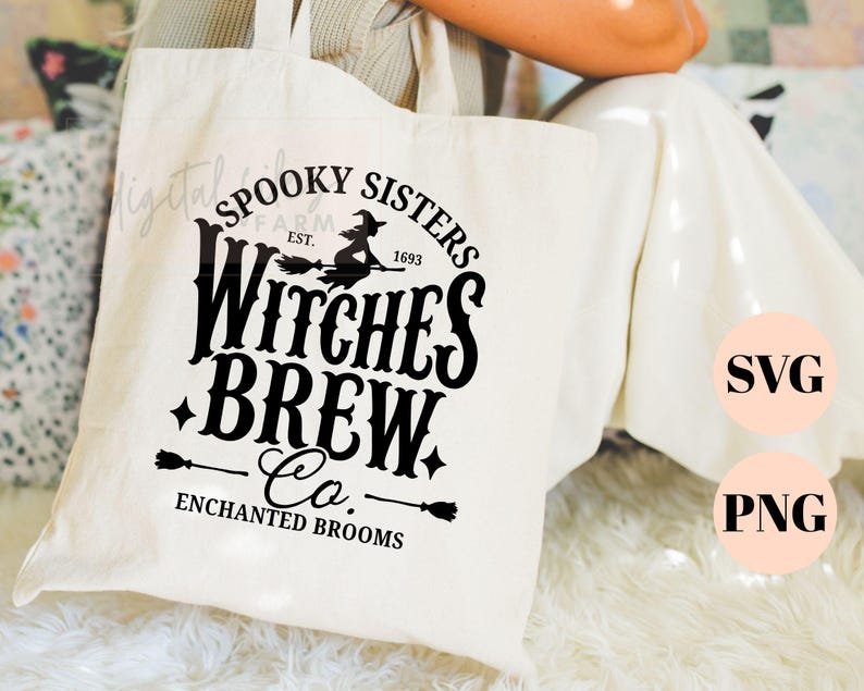 Pu&ograve; includere: Una borsa tote in tela bianca con una stampa grafica nera che recita SPOOKY SISTERS EST. 1693 WITCHES BREW Co. ENCHANTED BROOMS. Il design include la sagoma di una strega su una scopa, accenti a forma di stella e un'icona di scopa in basso.