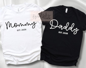 Mamá y papá 2026 SVG, PNG, Mamá Svg, Papá Svg, Anuncio de embarazo Svg, Nuevo papá y mamá Svg, Madre padre Svg, Archivos Svg para Cricut