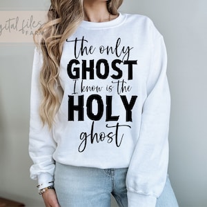 Op de afbeelding: Wit sweatshirt met zwarte tekst die "The only GHOST I know is the HOLY ghost" luidt.