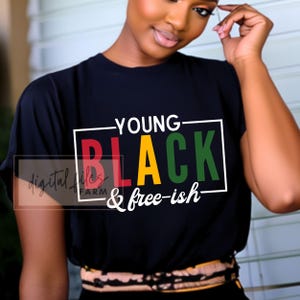 Può includere: Una maglietta nera con il testo "YOUNG BLACK & free-ish" in un riquadro rosso, giallo e verde.