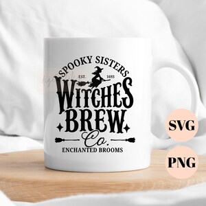 Pu&ograve; includere: Una tazza in ceramica bianca con testo nero che recita SPOOKY SISTERS EST. 1693 WITCHES BREW Co. ENCHANTED BROOMS. Il design include la sagoma di una strega su una scopa e due piccole icone di scopa su entrambi i lati della parola Co.
