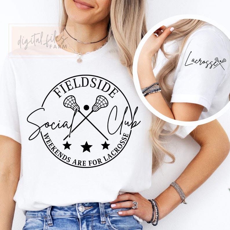 Może przedstawiać: Biała koszulka z czarnym nadrukiem graficznym, na kt&oacute;rym widnieje napis "Fieldside Social Club" z kijami do lacrosse i tekst "Weekends are for Lacrosse".