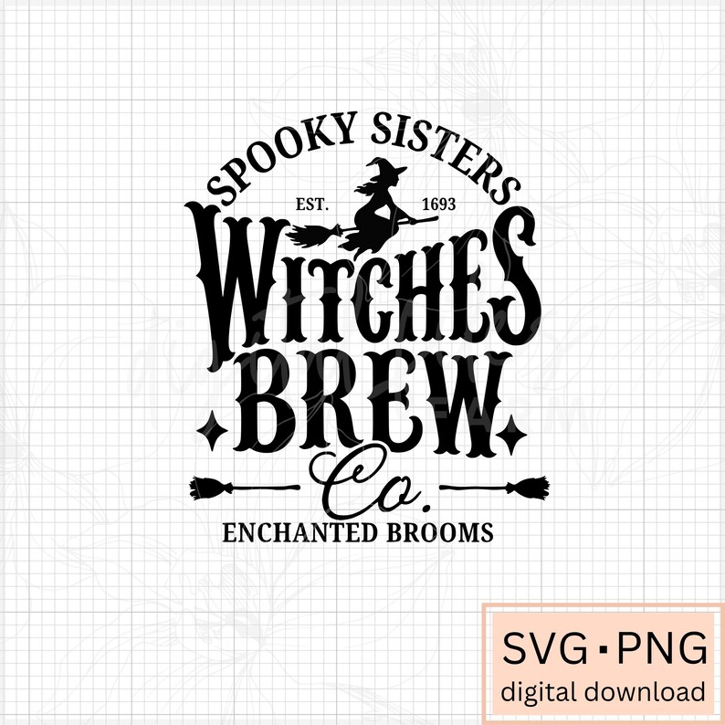 Pu&ograve; includere: Un design grafico nero su sfondo a griglia bianco con il testo SPOOKY SISTERS, EST. 1693, WITCHES BREW Co. e ENCHANTED BROOMS. Il design include la sagoma di una strega su una scopa e due piccole icone di scope.