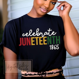 以下が含まれることがあります： 白、赤、黄、緑の文字で「celebrate Juneteenth 1865」と書かれた黒いTシャツです。