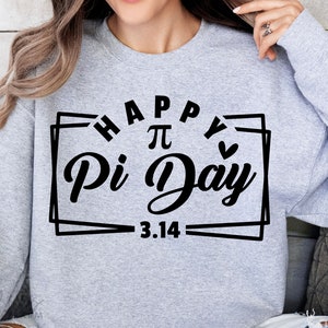 Może przedstawiać: Szara bluza z czarnym nadrukiem, na którym widnieje napis "Happy Pi Day" z symbolem pi i datą 3.14.