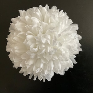 Cabeza de flor de mamá de regreso a casa blanca