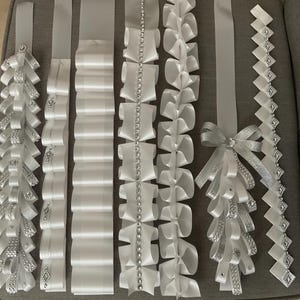 ホームカミングマムの編み込み、ホームカミングマムのチェーン、マムのアクセサリー、ホームカミング用品のマム、シニアホームカミングマムのリボン、マムのホームカミング