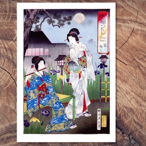 Op de afbeelding: Een Japanse houtsnede die twee vrouwen in traditionele kleding afbeeldt. Een vrouw speelt fluit terwijl de andere een waaier vasthoudt. De prent is geplaatst in een tuin met irissen en een maan op de achtergrond. De tekst in de afbeelding luidt "福寿", wat vertaald wordt als "geluk en lang leven".