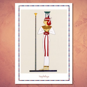 Peut inclure: Une illustration de la déesse égyptienne Nephthys. Elle est représentée comme une femme aux cheveux roux, vêtue d'une robe blanche avec une ceinture rouge et un collier en or. Elle tient ses mains jointes devant sa poitrine. L'image est sur un fond crème avec un bâton doré et une bordure à motifs bleus et blancs.