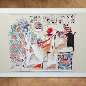 Könnte beinhalten: Ein Kunstdruck im ägyptischen Stil mit zwei Figuren in weißen Roben, die auf Stühlen sitzen. Links ein Baum mit roten und grünen Blättern. Die Figuren sind mit roten, blauen und weißen Details verziert, und Hieroglyphen sind im Hintergrund zu sehen.