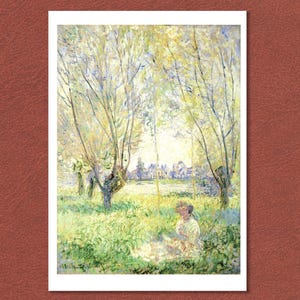 Puede incluir: Una pintura de una mujer sentada en un campo de hierba verde bajo un sauce llorón. El árbol está en primer plano y la mujer está en el plano medio. El fondo es una imagen borrosa de una ciudad.