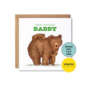 Op de afbeelding: Happy Birthday Daddy kaart met een bruine beer met een of twee jongen op zijn rug. De kaart heeft een groen-witte achtergrond met de tekst "Happy Birthday Daddy" in groene letters.