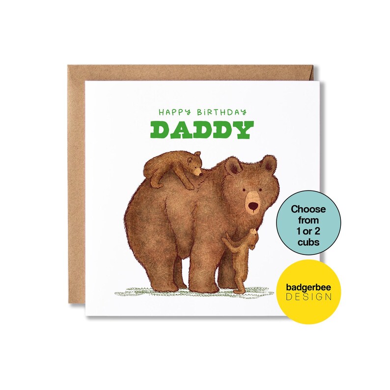 Op de afbeelding: Happy Birthday Daddy kaart met een bruine beer met een of twee jongen op zijn rug. De kaart heeft een groen-witte achtergrond met de tekst "Happy Birthday Daddy" in groene letters.