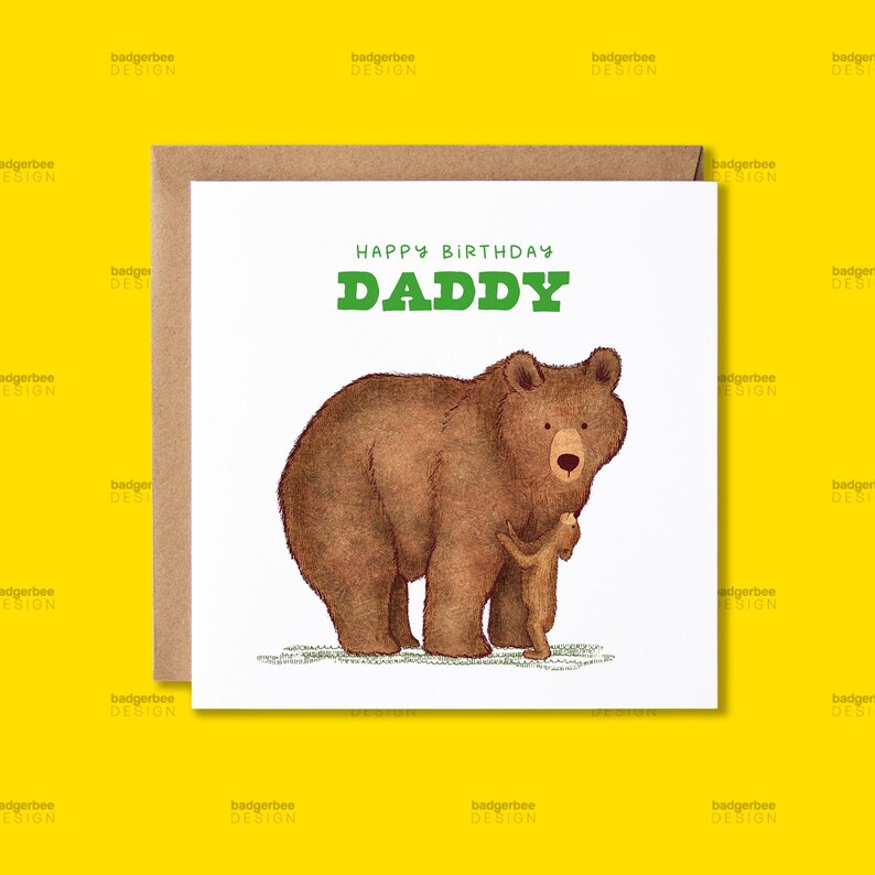 Op de afbeelding: Een witte kaart met een bruine envelop. De kaart heeft een groene en witte tekst die "Happy Birthday Daddy" zegt. Er is een illustratie van een bruine beer met een kleinere bruine beer.