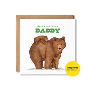 Op de afbeelding: Happy Birthday Daddy kaart met een bruine beer met twee jongen. De kaart heeft een groene achtergrond met de tekst "Happy Birthday Daddy" in groene letters.