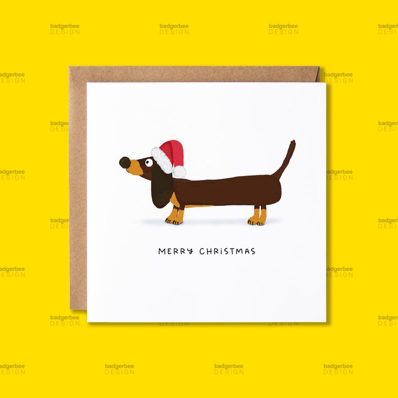 Pu&ograve; includere: Un biglietto di Natale con un bassotto di cartone animato che indossa un cappello di Babbo Natale. Il biglietto &egrave; bianco con un bordo marrone e il testo "Merry Christmas" stampato in nero.