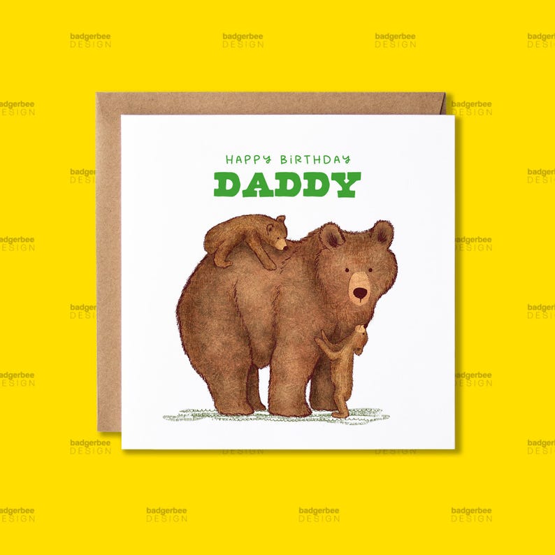 Op de afbeelding: Een witte kaart met een groene rand en de tekst "Happy Birthday Daddy" in groene letters. De kaart toont een illustratie van een bruine beer met twee kleinere bruine beren op zijn rug.