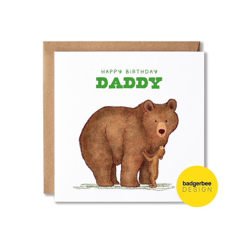 Op de afbeelding: Een kaart met een bruine beer en een kleinere bruine beerwelp. De kaart zegt "Happy Birthday Daddy" in groene letters. De kaart is op een bruine achtergrond.