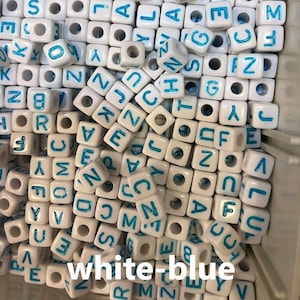 Contas brancas de letras do alfabeto, pingente de alfabeto, contas de letras azuis brancas, contas de letras de cubo, contas de nome, pulseira de contas de letras