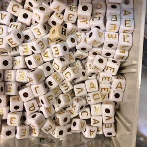Contas de letras do alfabeto em ouro branco, pingente de alfabeto, pingente de alfabeto, contas de letras em ouro branco, contas de letras em cubo, contas de nome, pulseira de contas de letras