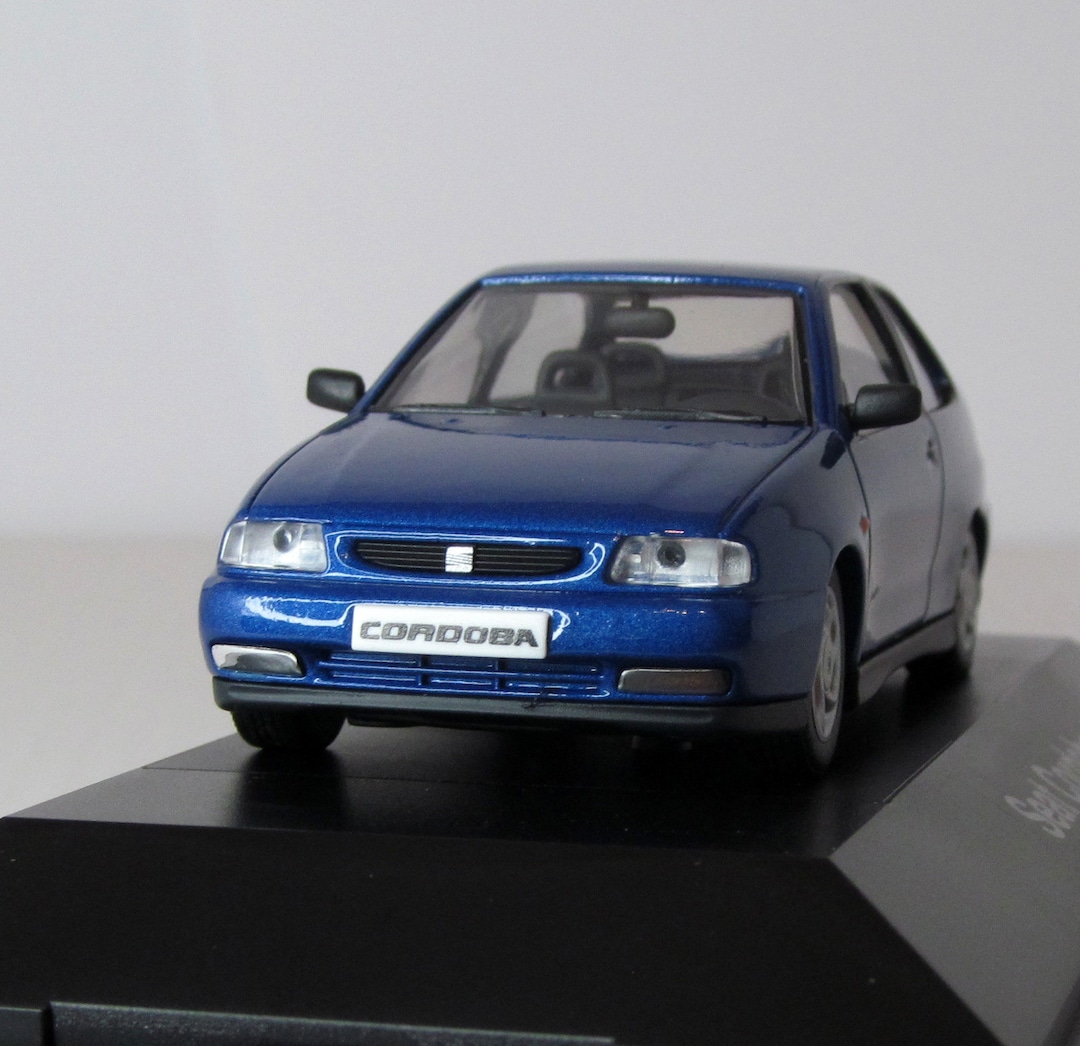 SEAT Córdoba Miniaturauto 1:43 – Metallmodell Auf Sockel, In Displaybox | Für Sammler & Autofans
