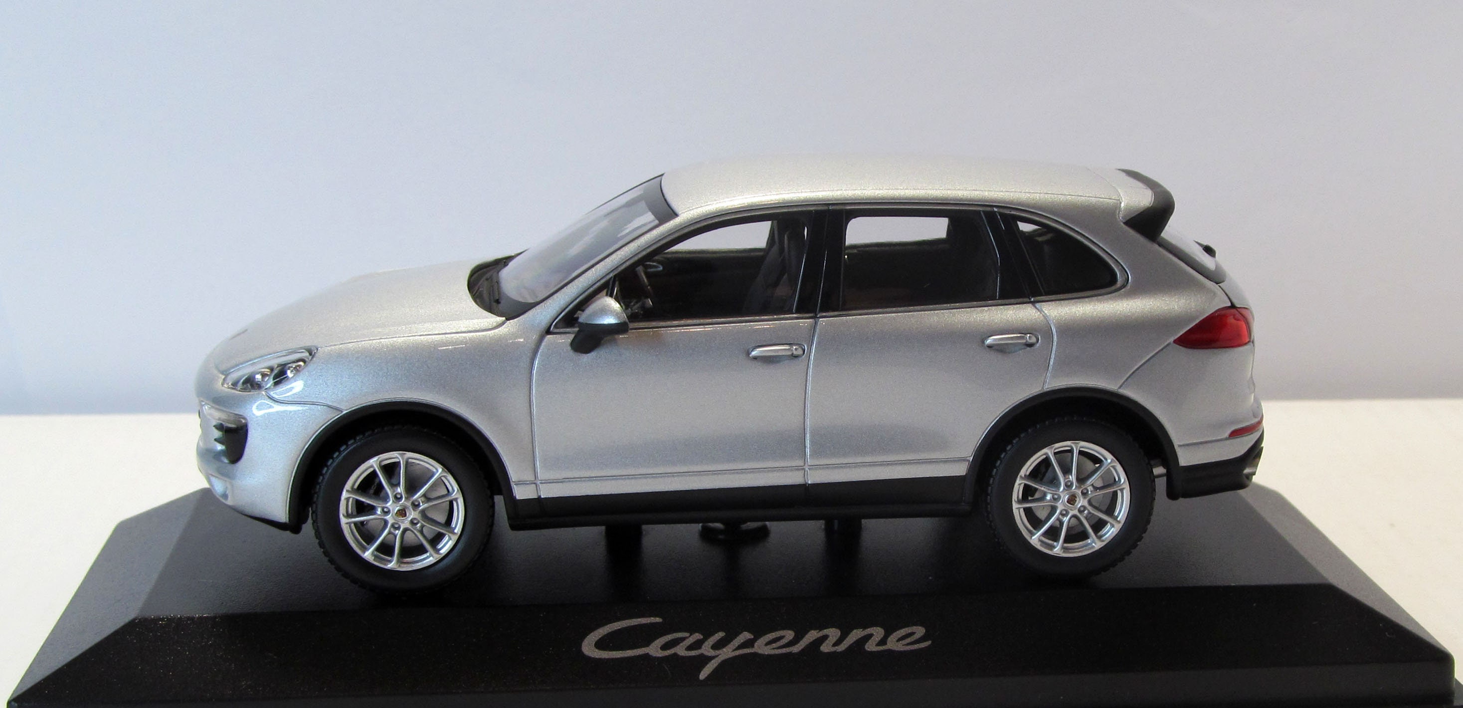 Porsche Cayenne 2014. Minichamps Box. Collectible Toy Car