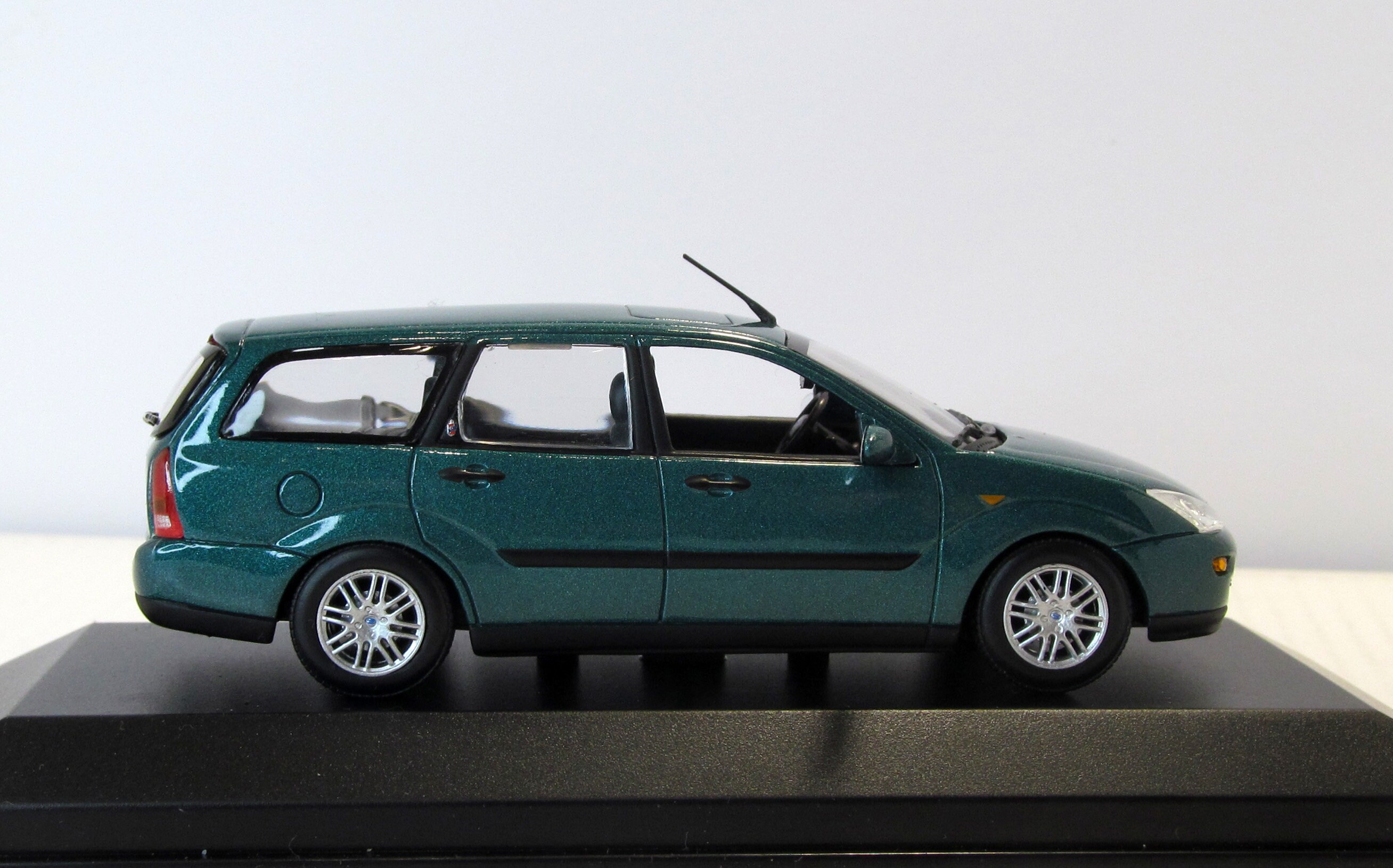 Ford Focus Turnier 2006 Minichamps germany Box. Collectible Car