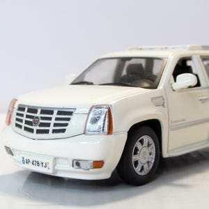 Cadillac Escalade, Supercars, DeAgostini. collectible car. scale diecast model 1:43. car replica. collectible gift. car fans. classic car