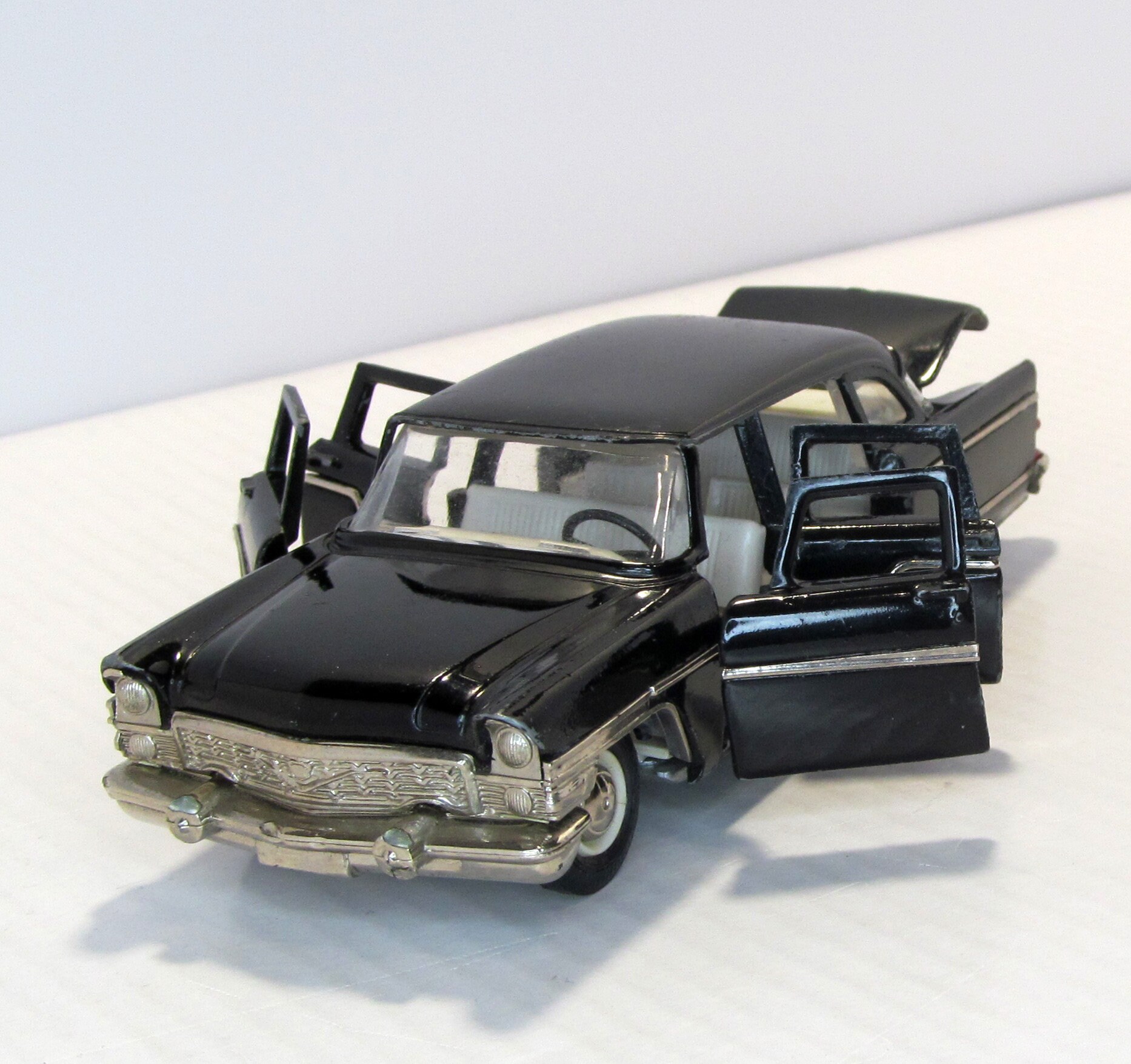 【レア】ソ連製のミニカー チャイカGAZ-13箱付き(1/43スケール) レア】ソ連製のミニカー チャイカGAZ-13箱付き(1/43スケール