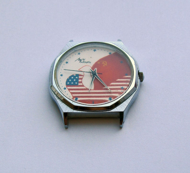 Orologio sovietico vintage Luch. Amicizia tra URSS e USA Watch. Orologio da polso al quarzo anni '80. Orologio russo. Orologio da uomo. Regalo unico per lui immagine 5
