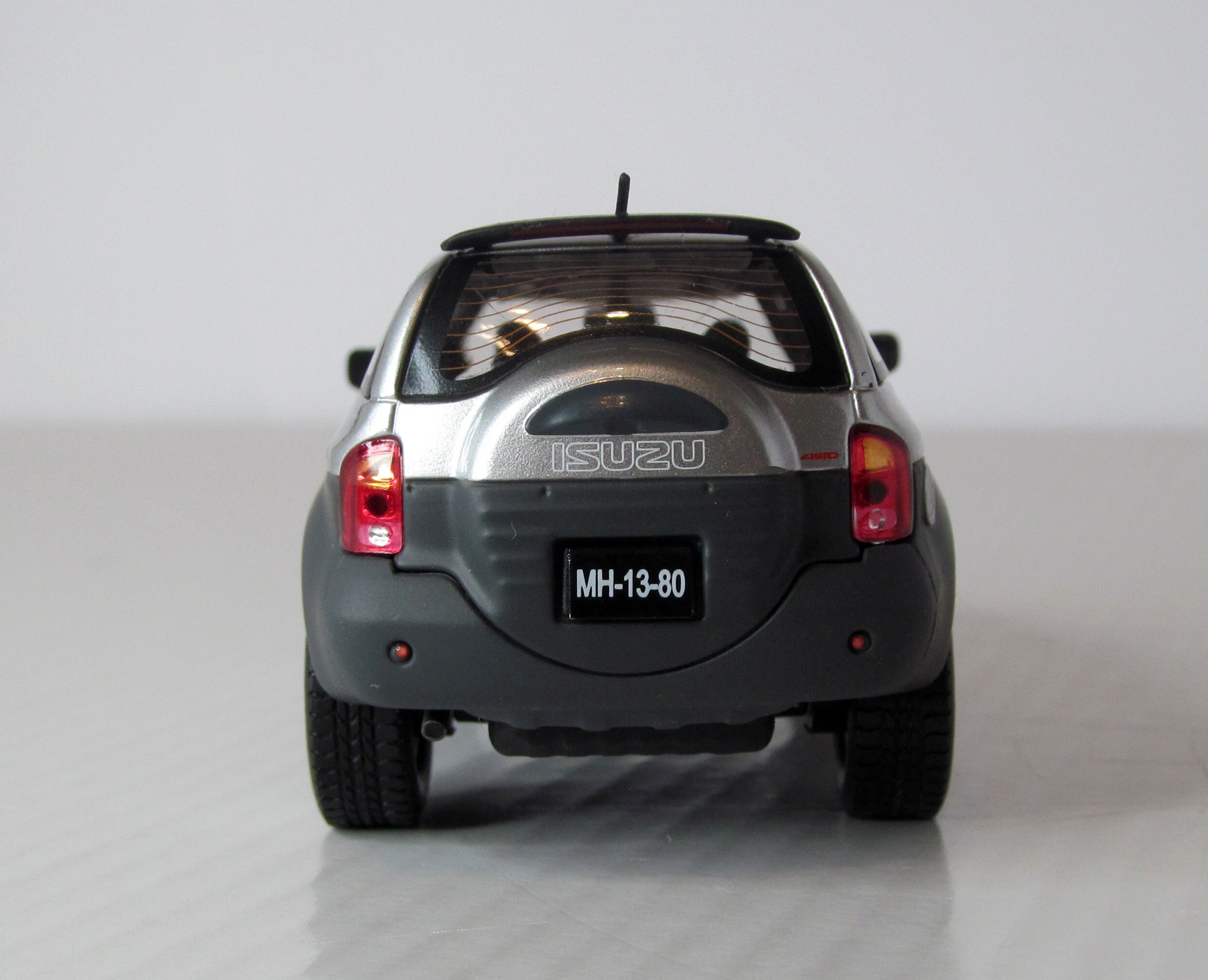 Isuzu Vichi Cross, Premium X, Premiumx, Premium-x. Diecast Scale 1