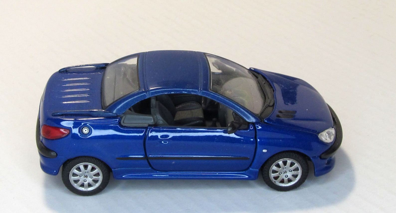 voiture miniature peugeot