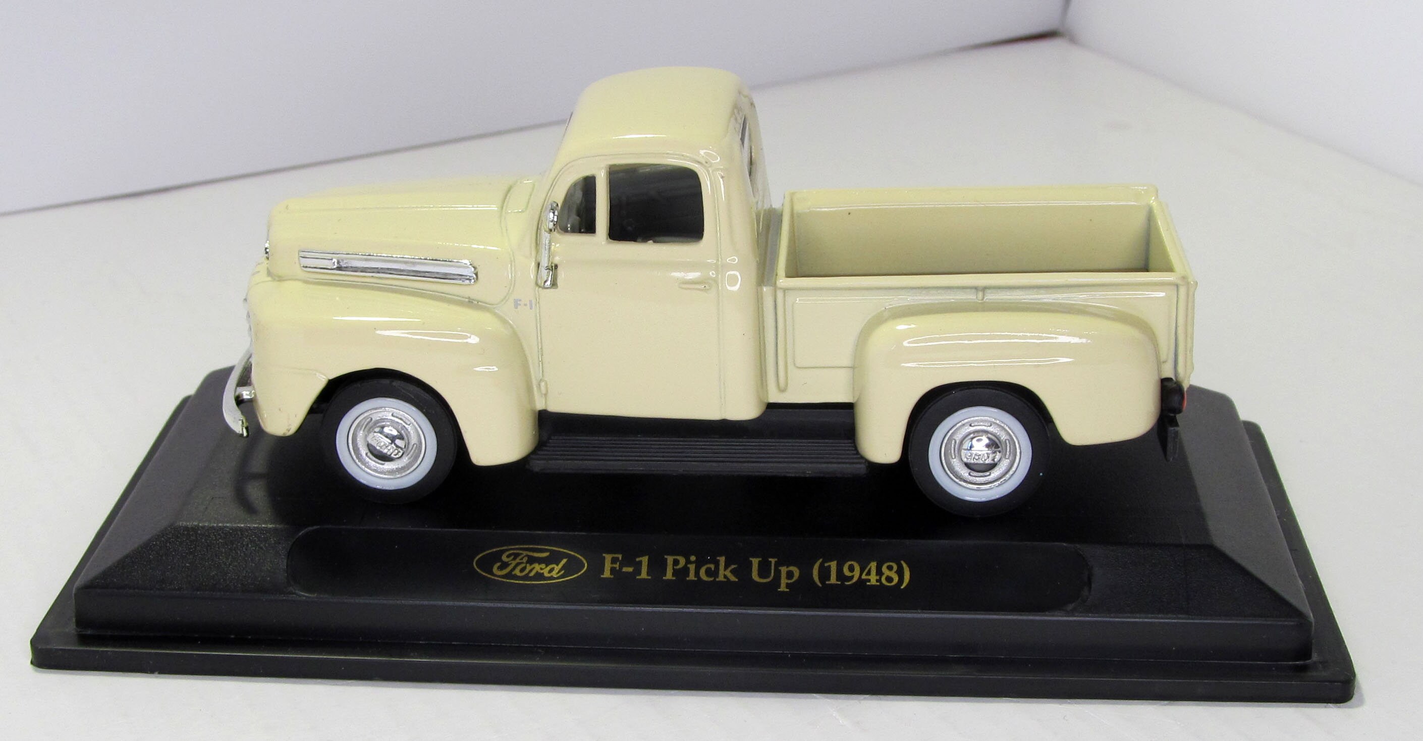 Ford F-100 Pick up 1948 Yat Ming BOX. Diecast Scale 1:43