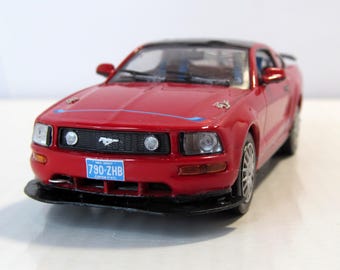 Ford Mustang GT 2005 hecho a mano, DiamonD. Obra del autor. Modelo a escala 1:43. Detallado. Coche a escala personalizado. Fotograbado. Regálalo.
