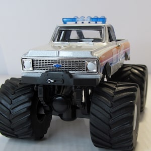 Chevrolet K-10 1972, Greenlight, Box. Monster Truck Rocket. Diecast scale 1:43, Die cast model. American car replica. collectible present.