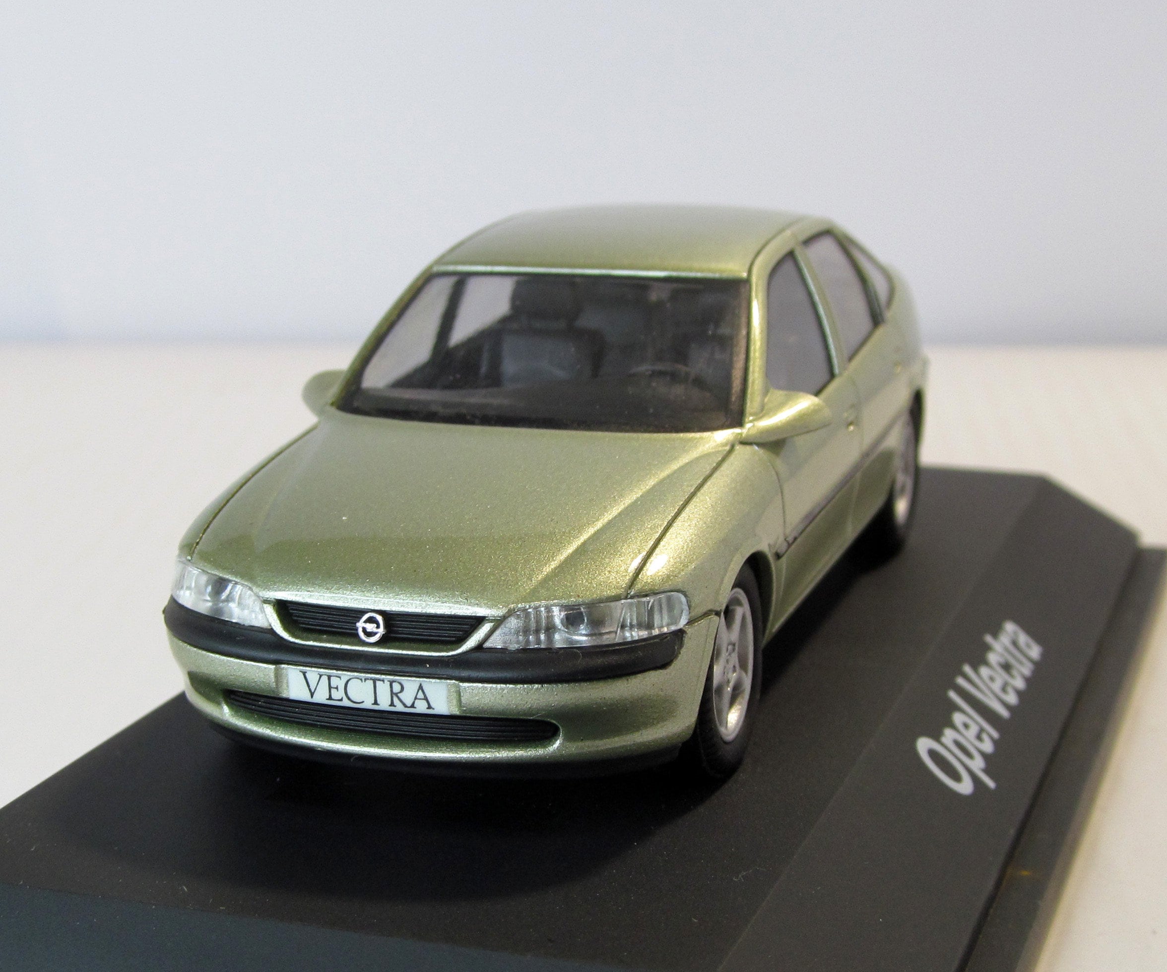 OPEL Vectra OPC Magmarot 1:43 Schuco | eBay