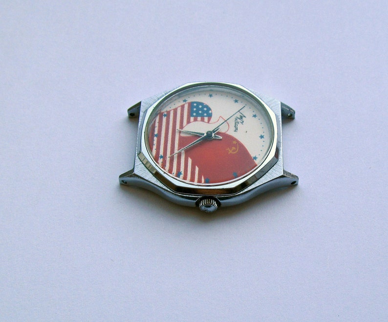 Orologio sovietico vintage Luch. Amicizia tra URSS e USA Watch. Orologio da polso al quarzo anni '80. Orologio russo. Orologio da uomo. Regalo unico per lui immagine 6