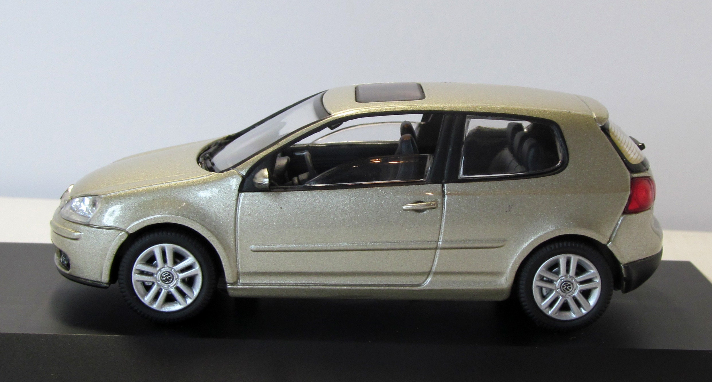 VW Volkswagen Golf V 3 Doors 2003-09, Schuco germany BOX. Piece Diecast  Collection. Metal Car Model 1/43. Diecast Scale 1:43. Hobby 
