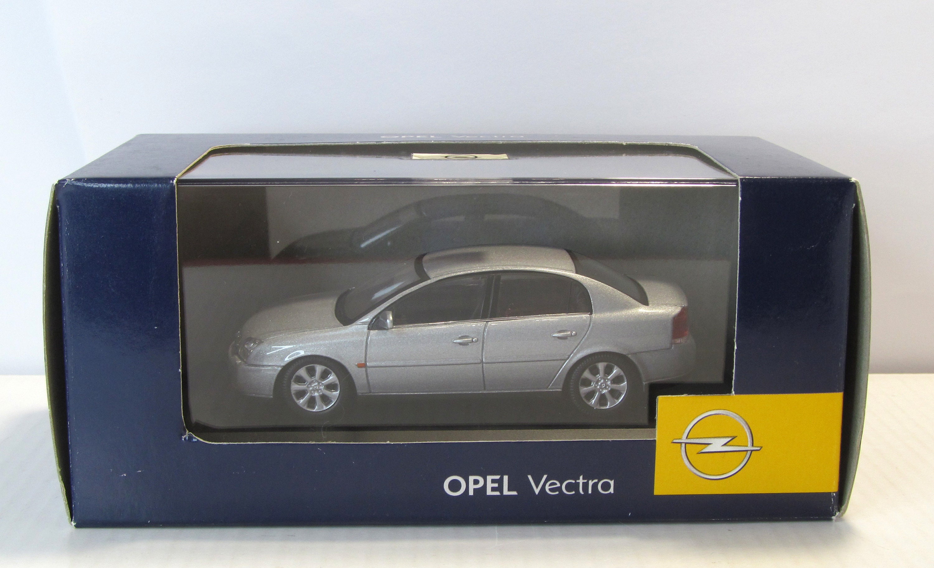 Amazon.co.jp: 1/43 入手困難 Schuco オペル ベクトラ OPEL