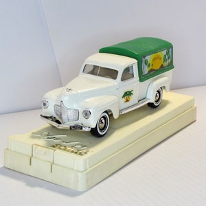Dodge bache 4421, Solido, France, Box. Vintage collectible car. scale diecast model 1:43. American car replica. collectible present. gift
