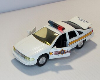 Road Champs Illinois State Police 1996 Chevy Caprice 1/43 