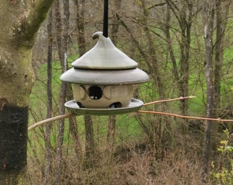 Vogelfutterstelle, Vogelhaus aus Keramik, bird feeder, Geschenk zum Einzug,Futterhaus mit Vorratsfunktion,Gartenkeramik,Gartendeko,