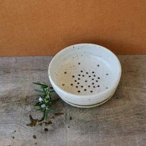 Kleines Beerensieb mit Unterteller, Traubensieb, Keramiksieb
