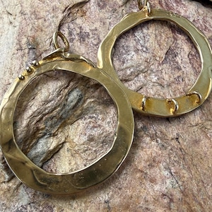 Soporte para dijes artesanal con 3 argollas ocultas en bronce dorado.