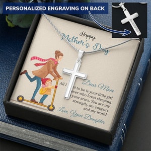 Cadeau de fête des mères de sa fille, une belle croix en acier inoxydable poli, une carte à message design et une gravure personnalisée