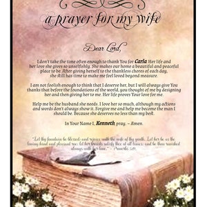 Puede incluir: Impresi&oacute;n enmarcada con el texto "a prayer for my wife" en escritura elegante. El texto incluye una oraci&oacute;n al Se&ntilde;or, dedicada a Carla, y firmada por Kenneth. La imagen presenta un libro y acentos florales.