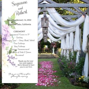 Pode incluir: Programa da cerimônia de casamento com um design floral e o texto "The Wedding Ceremony of Suzanne and Robert" e "Saturday, January 16, 2022 Sherman Oaks, California". O programa lista a ordem dos eventos da cerimônia, incluindo a procissão, a saudação, os votos, a troca de alianças e a recessão. Também inclui uma mensagem de agradecimento aos convidados por seu amor e apoio. O programa termina com um convite para a recepção após a cerimônia.