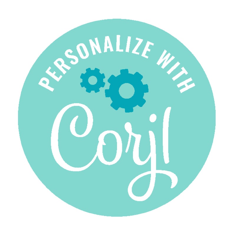 Puede incluir: Un gr&aacute;fico redondo de color turquesa claro con las palabras "PERSONALIZE WITH Corjl" en escritura blanca y fuente sans-serif. Dos iconos de engranajes turquesa est&aacute;n encima de la palabra "Corjl". El fondo es blanco.