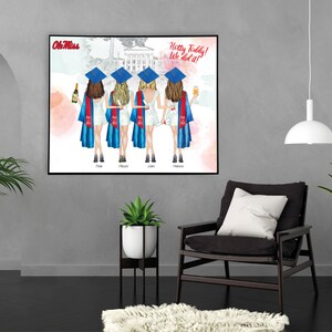 Pu&ograve; includere: Un'illustrazione ad acquerello di quattro donne con cappelli e abiti da laurea, che tengono bicchieri di champagne e diplomi. Il testo "Hotty Toddy! We did it!" &egrave; scritto in alto a destra. Il testo "Ole Miss" &egrave; scritto in alto a sinistra.
