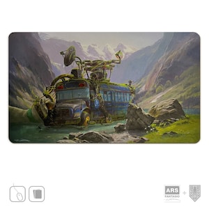 Spielmatte verlassener Battlebus, XL Mousepad TCG Spielmatte Hergestellt in Deutschland, Mashup-Kunst Vom Künstler signiert